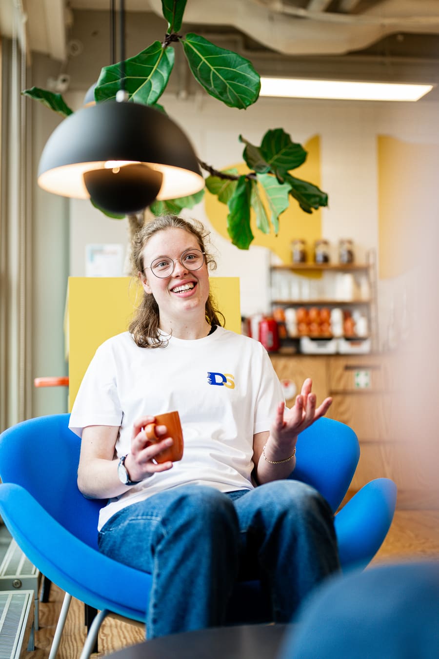 Datastudent in gesprek op kantoor bij New Data