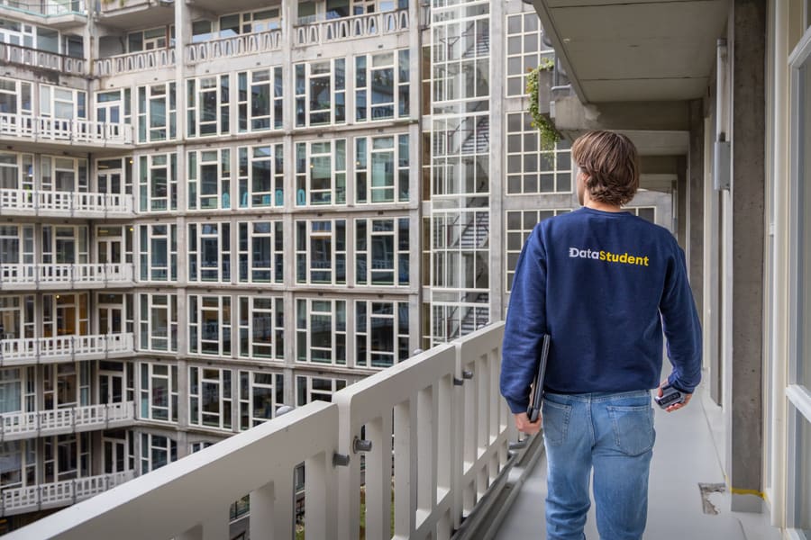 Datastudent met laptop onderweg naar een opdrachtgever in Rotterdam